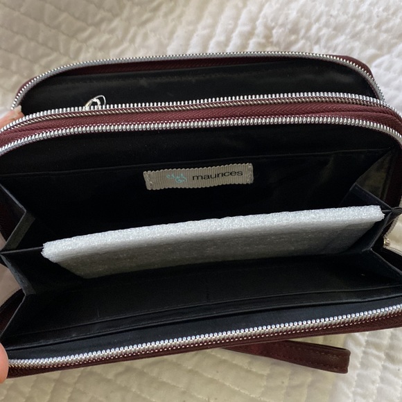 💛2/$10 Maurices Wallet - Picture 2 of 2
